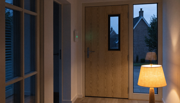 Draadloos alarmpaneel in de hal van een woning